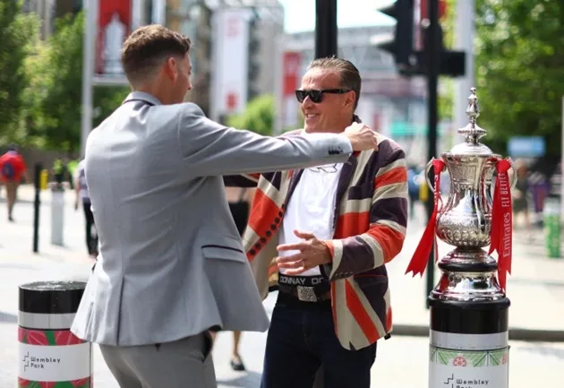 FA Cup final fans pile into Wembley for Utd v City after frantic road dash amid train strike hell… as stations lie empty - Bóng Đá