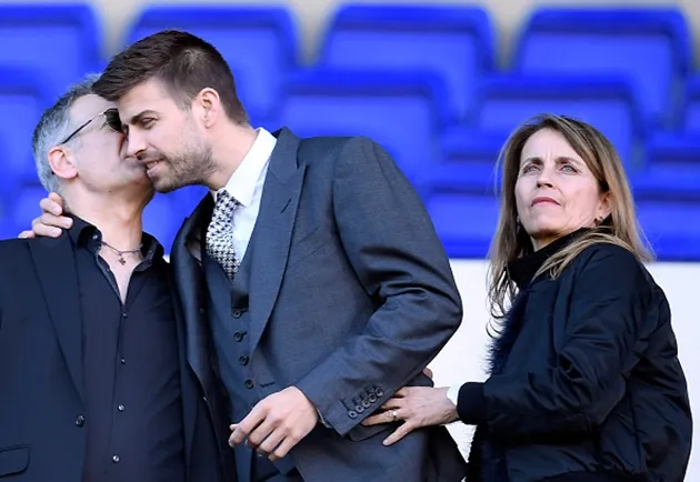 Pique rạng rỡ trong ngày công bố hợp đồng mới với Barcelona - Bóng Đá