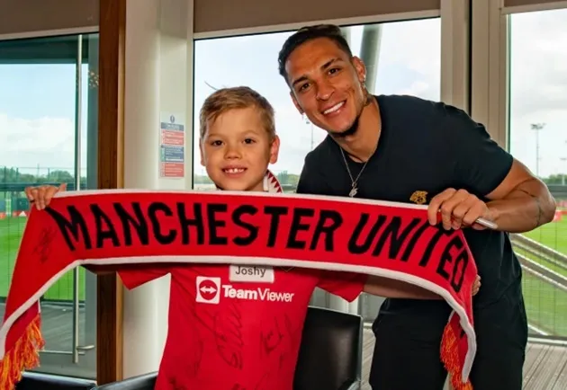 Man Utd aces in delighting children with serious illnesses on Carrington visit - Bóng Đá