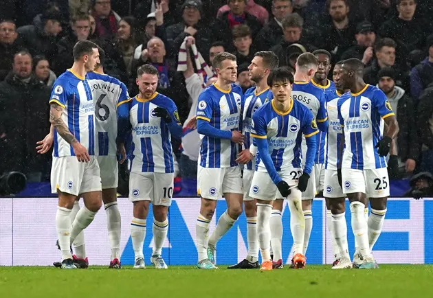 Brighton vs Crystal Palace SUSPENDED as floodlights go out at Amex - Bóng Đá