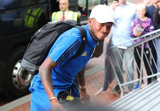 Pictures: Manchester United players arrive at hotel ahead of Leicester City match - Lingard bị trảm - Bóng Đá