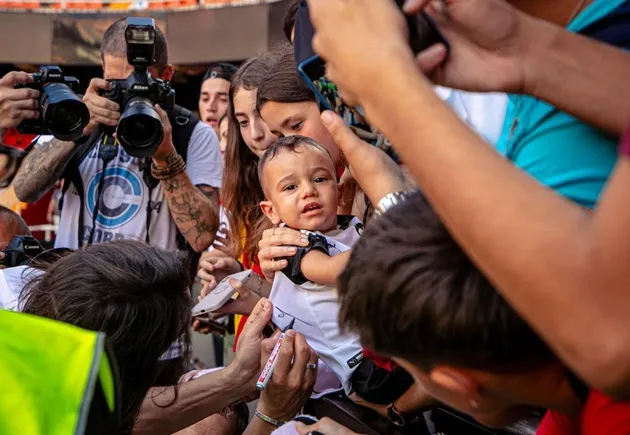 Cavani ra mắt Valencia hoành tráng - Bóng Đá