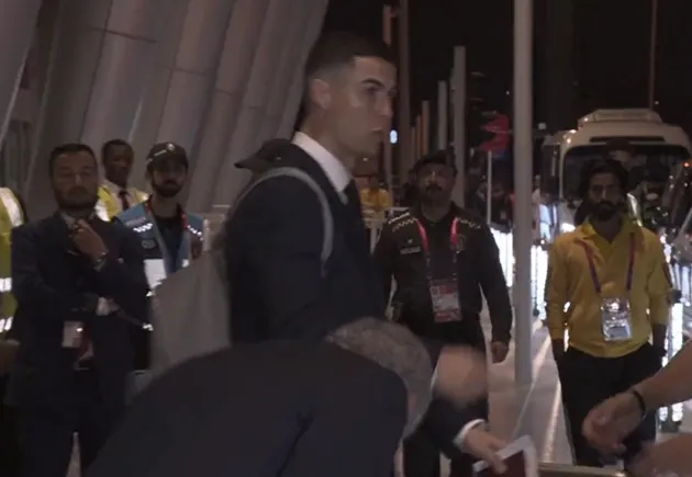 CĐV chào đón Ronaldo và đồng đội tại Qatar - Bóng Đá