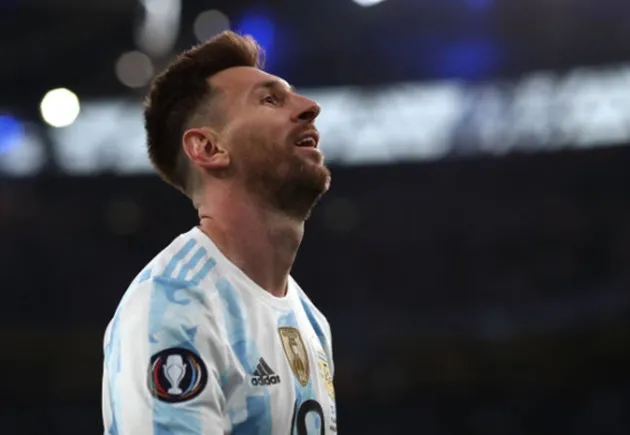 Đồng đội ném Messi lên không trung - Bóng Đá