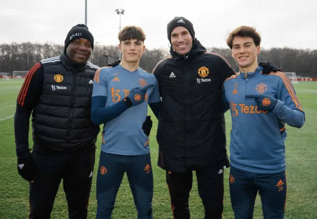 Robin van Persie sends message to Erik ten Hag after visiting Manchester United training - Bóng Đá