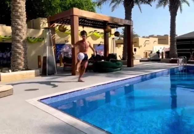 Jack Grealish and Declan Rice do keepie-uppies over England hotel POOL - Bóng Đá