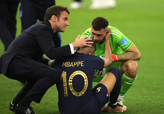 Kylian Mbappe appears desperate to shrug off Emmanuel Macron’s repeated awkward attempts to console him - Bóng Đá