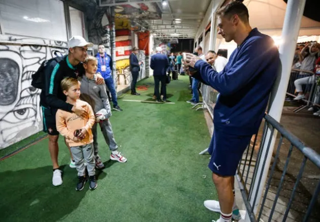 Man United’s Nemanja Matic waits outside Portugal changing room for classy exchange with Cristiano Ronaldo - Bóng Đá