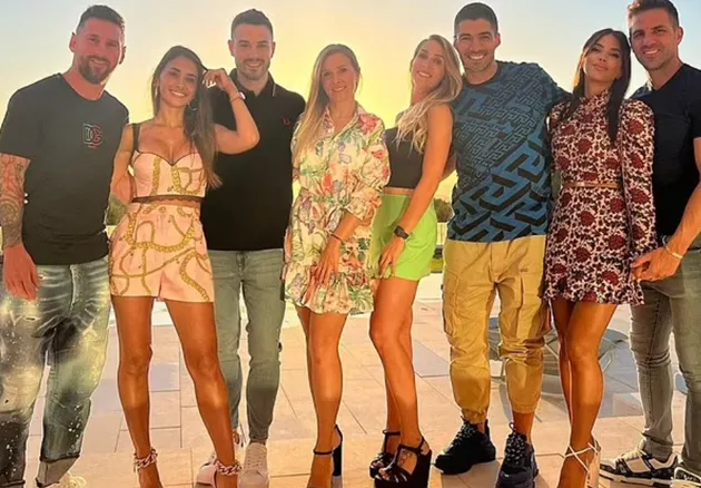 Lionel Messi continues his holiday with former Barcelona team-mates Cesc Fabregas and Luis Suarez - Bóng Đá