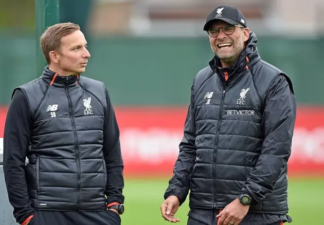 Phó tướng Klopp phản ứng với tin bán Liverpool - Bóng Đá