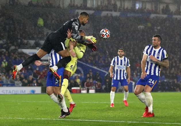 Gabriel Magalhaes spotted searching for tooth following Arsenal stalemate after collision with Brighton goalkeeper Robert Sanchez  - Bóng Đá