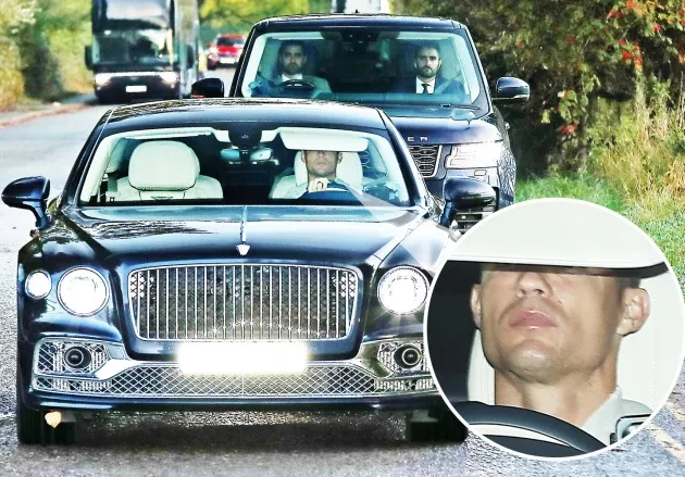 Cristiano Ronaldo arrives at Carrington after being dropped from Manchester United squad Man United issued a c - Bóng Đá