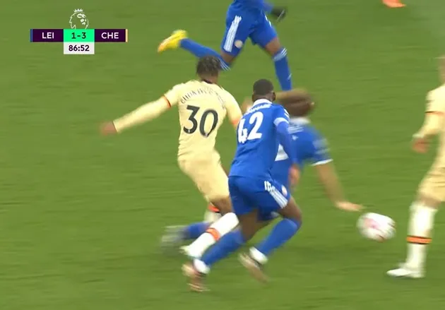 Những hình ảnh phản cảm xuất hiện trong trận Leicester - Chelsea - Bóng Đá