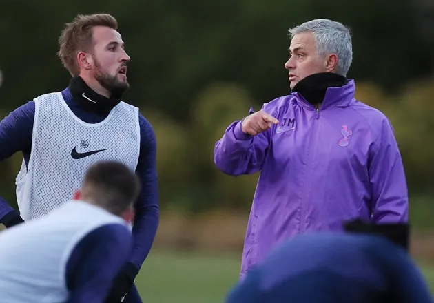 Mourinho ôm Alli trước mặt Kane - Bóng Đá