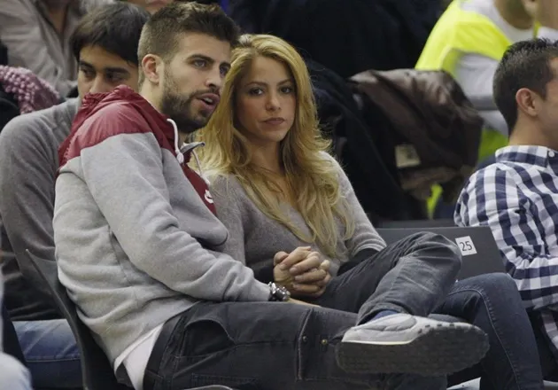 Pique ngoại tình, ruồng bỏ Shakira và hai con - Bóng Đá