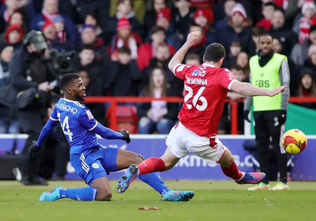 CĐV Leicester City gây sốc, lao vào sân đấm cầu thủ - Bóng Đá