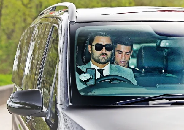 Cristiano Ronaldo leaves Man Utd training ground in back of car as he’s seen for first time since tragic death of son - Bóng Đá