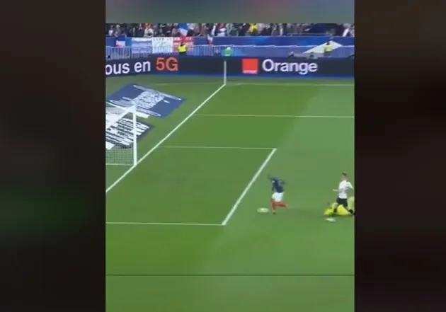 Mbappe gây cười với 2 khoảnh khắc tệ hại - Bóng Đá