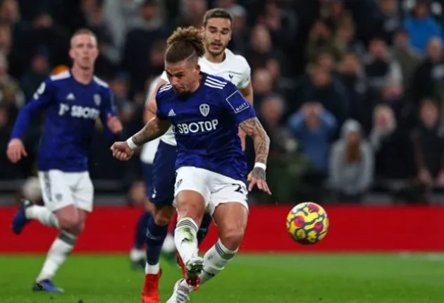 Kalvin Phillips hilariously takes out referee Andre Marriner during Tottenham v Leeds - Bóng Đá