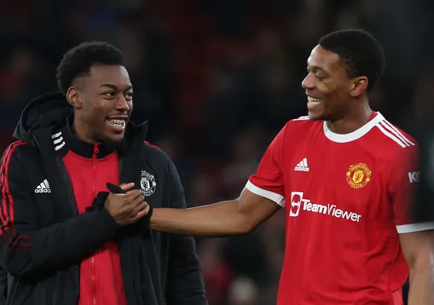 Rangnick ôm Martial sau trận - Bóng Đá