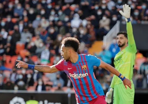 Pierre-Emerick Aubameyang sends Mikel Arteta awkward message from Barcelona - Bóng Đá