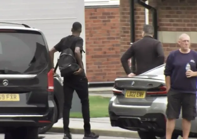 Alexander Isak arriving on Tyneside for his Newcastle United medical  - Bóng Đá