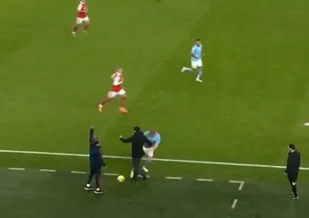 Toàn cảnh De Bruyne thô bạo với Arteta, bị CĐV Arsenal tấn công - Bóng Đá