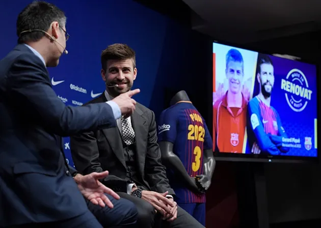 Pique rạng rỡ trong ngày công bố hợp đồng mới với Barcelona - Bóng Đá