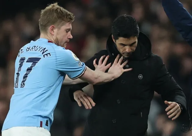 Toàn cảnh De Bruyne thô bạo với Arteta, bị CĐV Arsenal tấn công - Bóng Đá