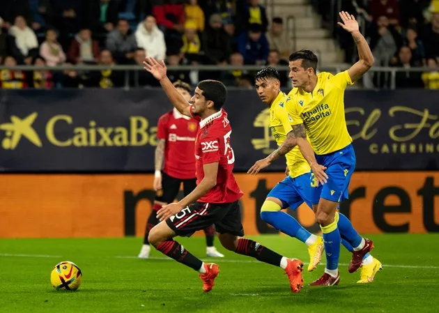 Zidane Iqbal has given Manchester United boss Erik ten Hag an easy decision to make vs Burnley - Bóng Đá