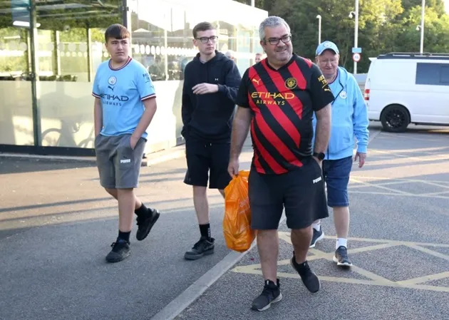 FA Cup final fans pile into Wembley for Utd v City after frantic road dash amid train strike hell… as stations lie empty - Bóng Đá