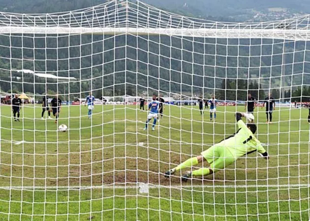 Sao trẻ 19 tuổi chính thức có màn ra mắt Napoli - Bóng Đá