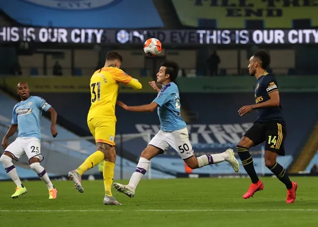 Pep Guardiola has confirmed Eric Garcia is 'responding' in the dressing room and is conscious - Bóng Đá