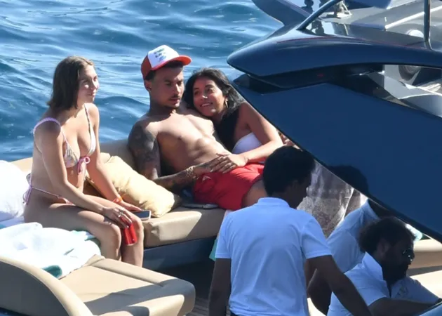 Dele Alli kisses stunning girlfriend Cindy Kimberly - Bóng Đá