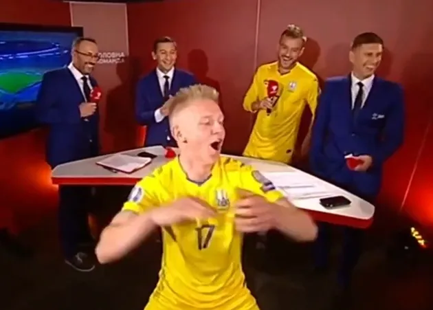 Zinchenko proposes to stunning girlfriend in stadium hours after kissing her live on TV following Ukraine’s Euros spot - Bóng Đá