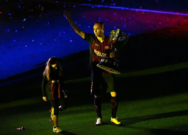 Iniesta khóc nức nở trong trận đấu cuối cùng dưới màu áo Barca - Bóng Đá