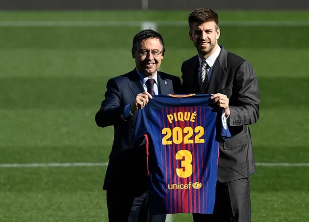 Pique rạng rỡ trong ngày công bố hợp đồng mới với Barcelona - Bóng Đá