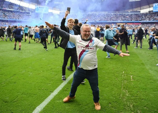 CĐV Man City quậy tưng bừng tại Etihad trong ngày vô địch - Bóng Đá