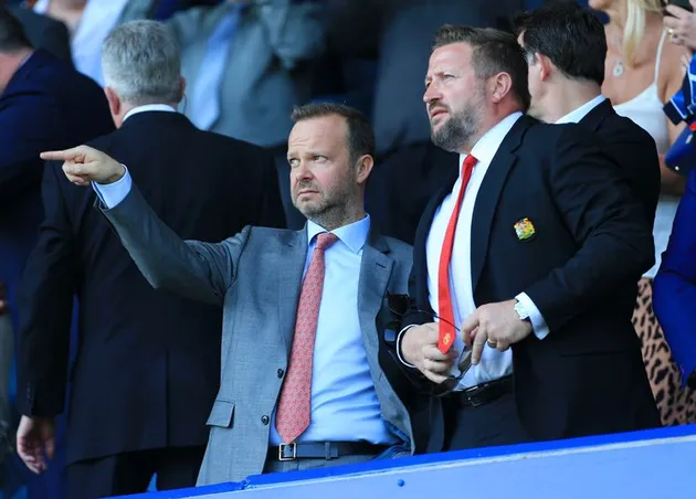 Cử chỉ đơn giản nêu bật khác biệt giữa Richard Arnold và Ed Woodward - Bóng Đá