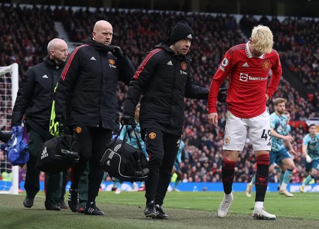 Erik ten Hag hopeful Alejandro Garnacho’s injury is ‘not too bad’ as winger leaves Old Trafford on crutches - Bóng Đá