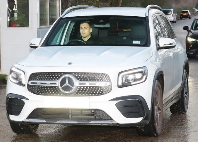 Antony was seen arriving for Manchester United training on Monday - Bóng Đá