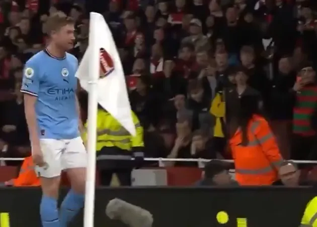 Toàn cảnh De Bruyne thô bạo với Arteta, bị CĐV Arsenal tấn công - Bóng Đá