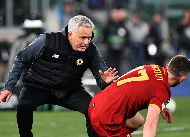 Khoảnh khắc bật khóc nức nở gây xúc động của Jose Mourinho - Bóng Đá