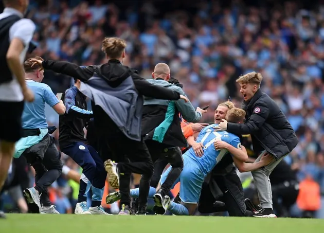 CĐV Man City quậy tưng bừng tại Etihad trong ngày vô địch - Bóng Đá