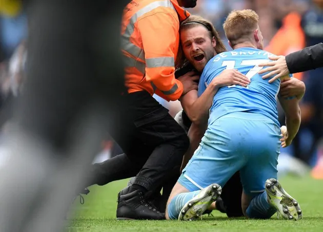 CĐV Man City quậy tưng bừng tại Etihad trong ngày vô địch - Bóng Đá