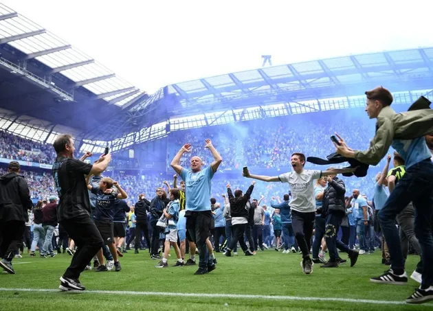 CĐV Man City quậy tưng bừng tại Etihad trong ngày vô địch - Bóng Đá