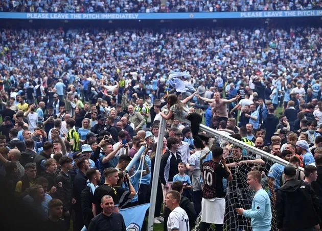 CĐV Man City quậy tưng bừng tại Etihad trong ngày vô địch - Bóng Đá