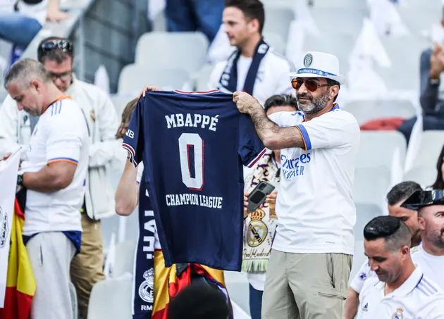 CĐV Real Madrid tấn công Mbappe - Bóng Đá