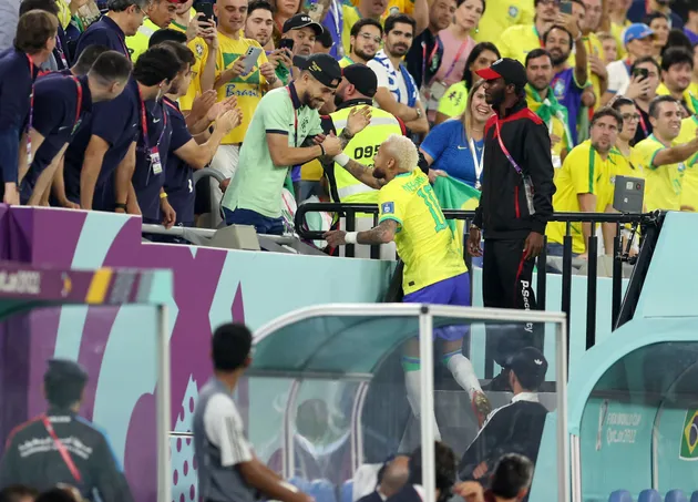 Neymar ran straight into Alex Telles after goal - Bóng Đá