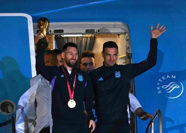 Messi và cúp vàng đã về tới Argentina, khung cảnh choáng ngợp - Bóng Đá